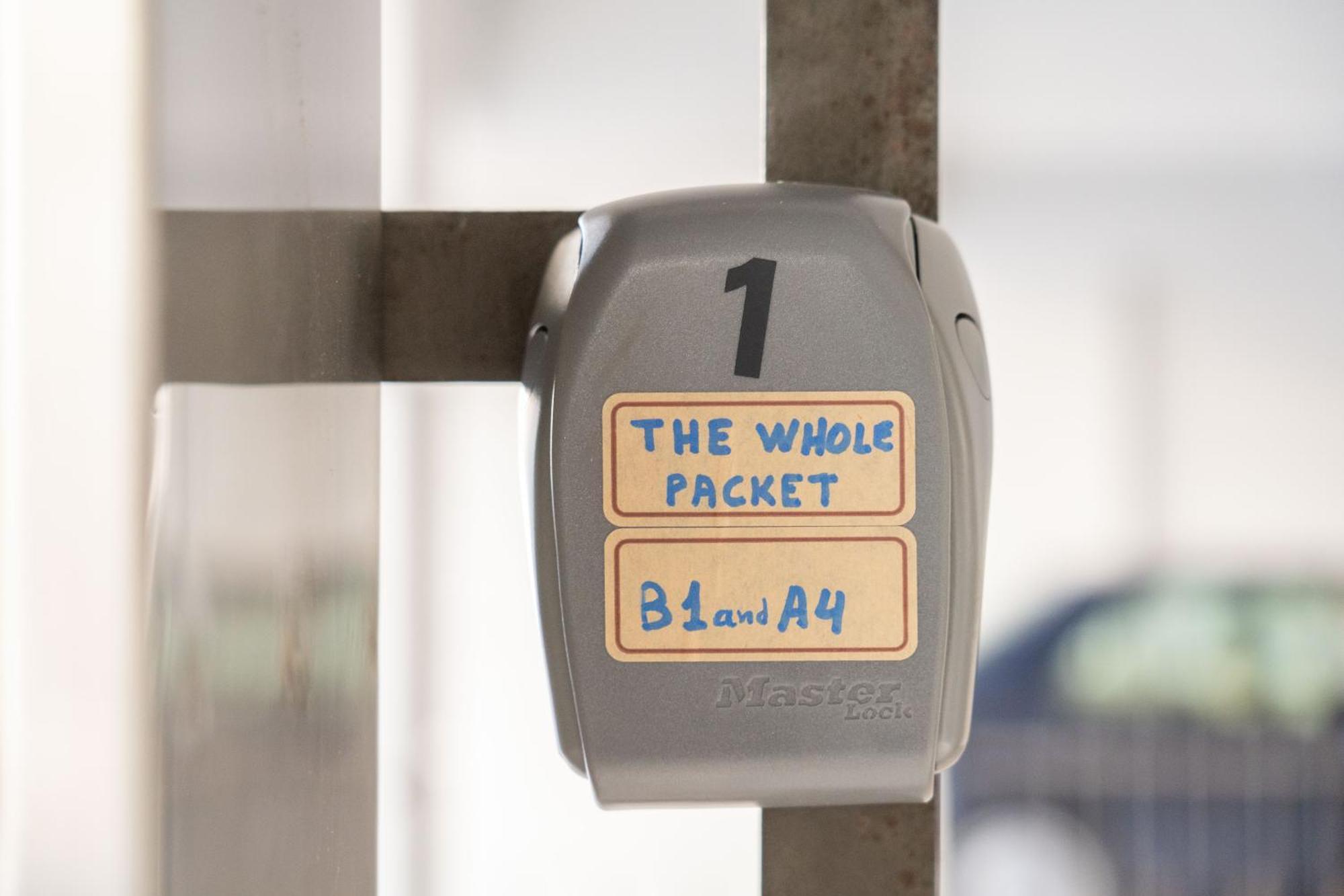 The Whole Packet A4 Center With Parking Apartment Лариса Екстериор снимка